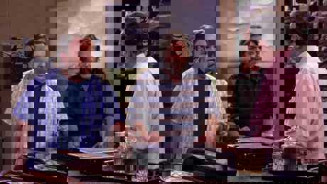 Louis (left) tells Piet (middle) and At (right) to leave Delia alone in Binnelanders on kykNET (DStv channel 144).